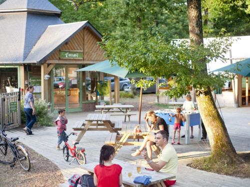 Imagen general del Hotel Huttopia Lac De Sille. Foto 3