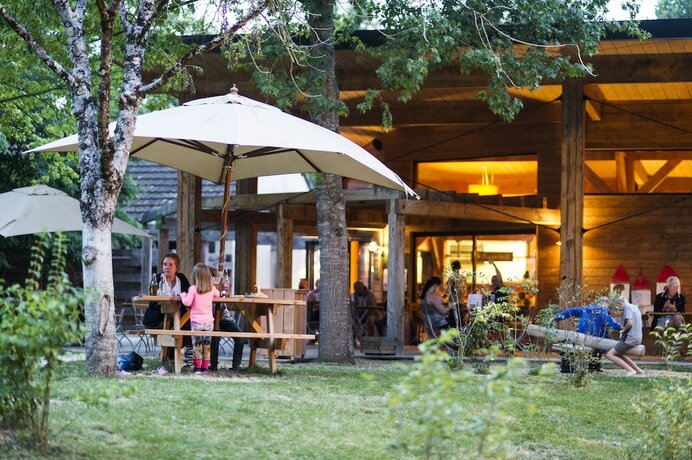 Imagen del bar/restaurante del Hotel Huttopia Les Chateaux, BRACIEUX. Foto 12