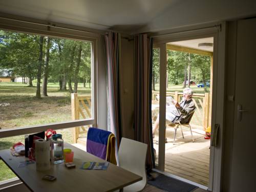 Imagen de la habitación del Hotel Huttopia Millau. Foto 6