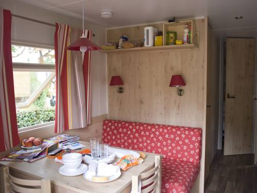 Imagen de la habitación del Hotel Huttopia Royat. Foto 5
