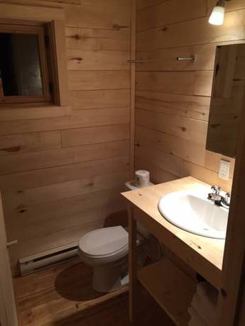 Imagen de la habitación del Hotel Huttopia Sutton. Foto 10