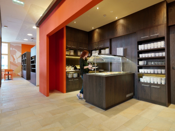 Imagen del bar/restaurante del Hotel Hwest Hall. Foto 7