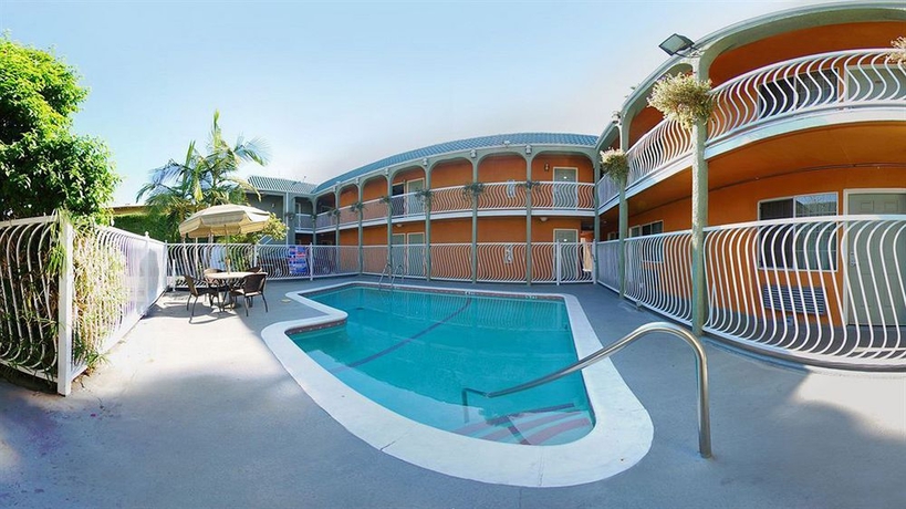 Imagen de la piscina del Hotel H-wood. Foto 16