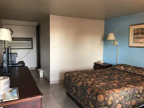 Imagen de la habitación del Hotel Hwy Express Inn & Suites. Foto 1