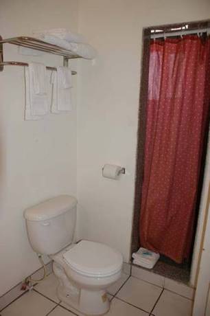 Imagen de la habitación del Hotel Hwy Express Inn and Suites. Foto 5