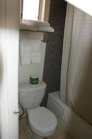 Imagen de la habitación del Hotel Hwy Express Inn and Suites. Foto 7