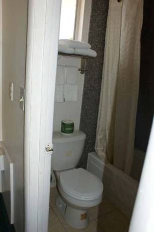 Imagen de la habitación del Hotel Hwy Express Inn and Suites. Foto 8