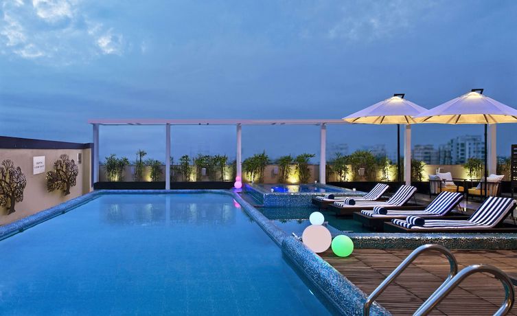 Imagen de la piscina del Hotel Hyatt Centric Ballygunge Kolkata. Foto 19