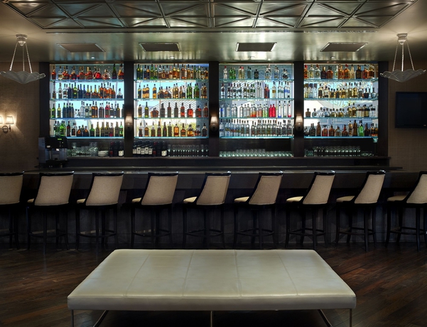 Imagen del bar/restaurante del Hotel Hyatt Centric Delfina Santa Monica. Foto 2