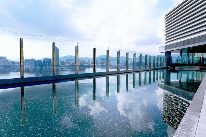 Imagen de la piscina del Hotel Hyatt Centric Victoria Harbour Hong Kong. Foto 11