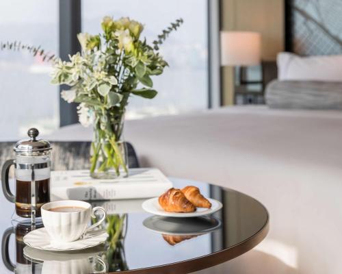 Imagen general del Hotel Hyatt Centric Victoria Harbour Hong Kong. Foto 1