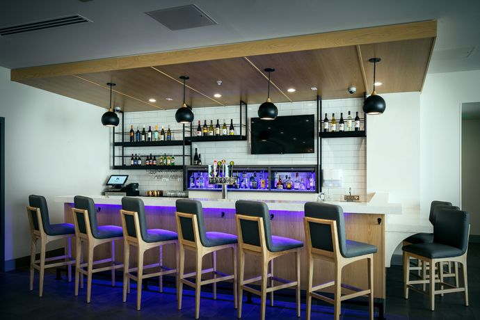 Imagen del bar/restaurante del Hotel Hyatt House Anchorage. Foto 2