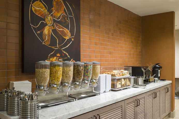 Imagen del bar/restaurante del Hotel Hyatt House Bridgewater. Foto 5
