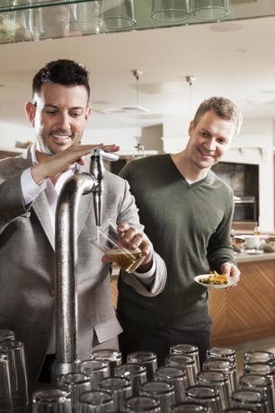 Imagen del bar/restaurante del Hotel Hyatt House London Stratford. Foto 4