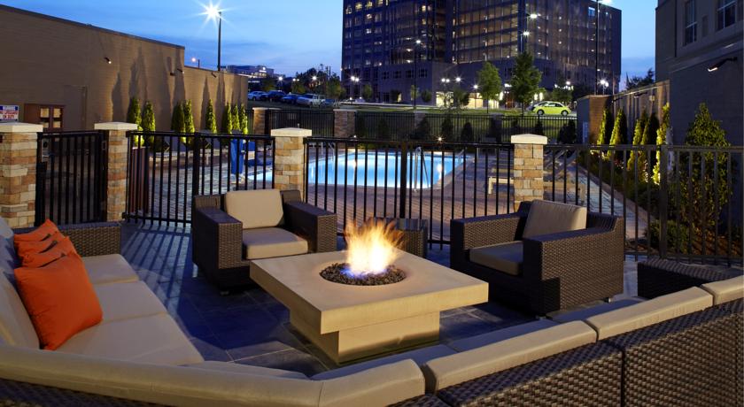 Imagen de la piscina del Hotel Hyatt House Raleigh North Hills. Foto 10