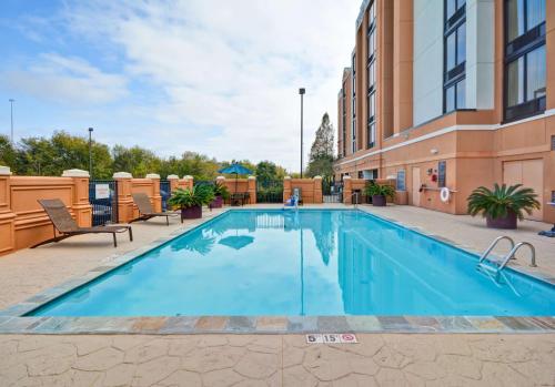 Imagen de la piscina del Hotel Hyatt Place Baton Rouge/i-10. Foto 19