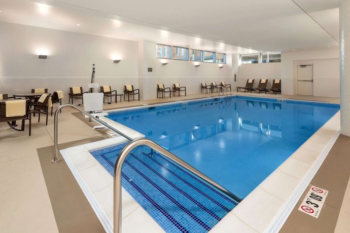 Imagen de la piscina del Hotel Hyatt Place Bloomington/normal. Foto 18