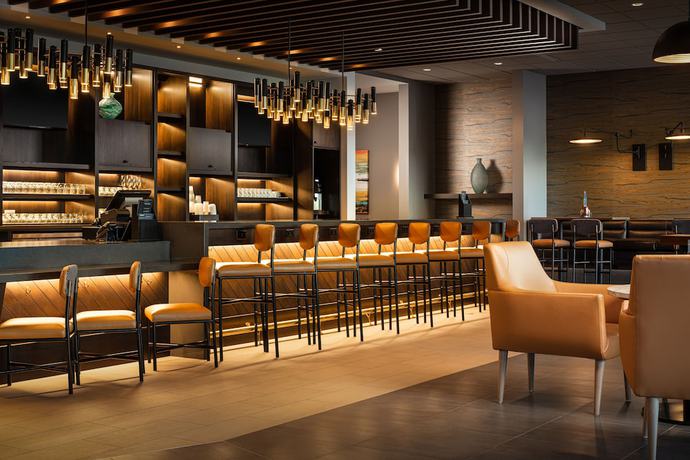 Imagen del bar/restaurante del Hotel Hyatt Place Calgary Airport. Foto 2