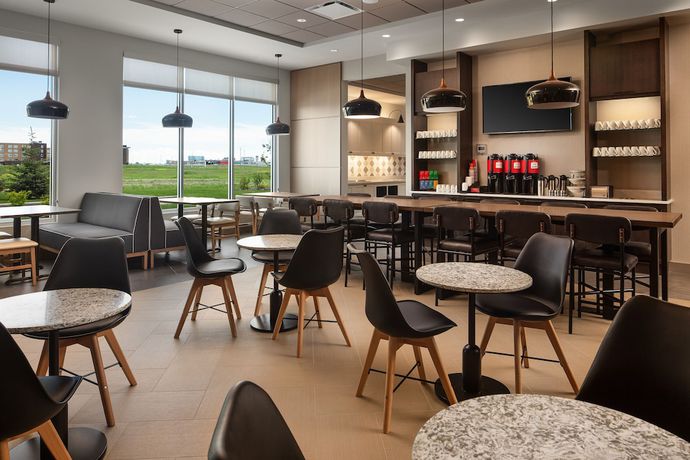 Imagen del bar/restaurante del Hotel Hyatt Place Calgary Airport. Foto 5