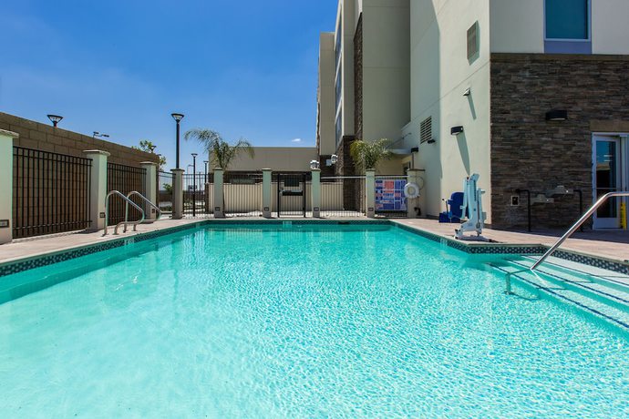 Imagen de la piscina del Hotel Hyatt Place Delano. Foto 20