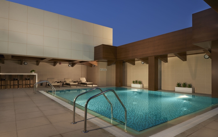 Imagen de la piscina del Hotel Hyatt Place Dubai Baniyas Square. Foto 16