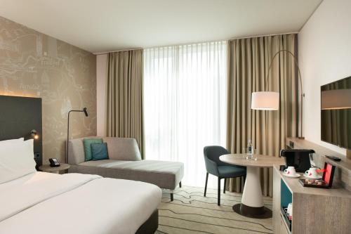 Imagen de la habitación del Hotel Hyatt Place Frankfurt Airport. Foto 17