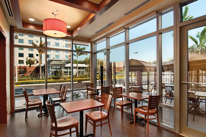 Imagen del bar/restaurante del Hotel Hyatt Place Ft. Lauderdale Airport and Cruise Port. Foto 2
