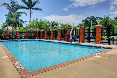 Imagen de la piscina del Hotel Hyatt Place Ft. Lauderdale Airport and Cruise Port. Foto 10