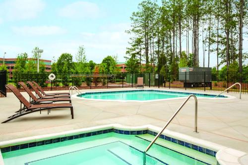 Imagen de la piscina del Hotel Hyatt Place Raleigh/cary. Foto 9