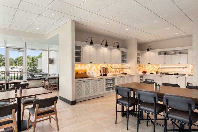 Imagen de los interiores del Hotel Hyatt Place Virginia Beach Town Center. Foto 19