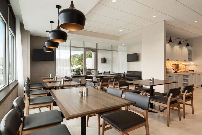 Imagen de los interiores del Hotel Hyatt Place Virginia Beach Town Center. Foto 12