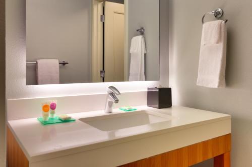 Imagen de la habitación del Hotel Hyatt Place Waikiki Beach. Foto 3