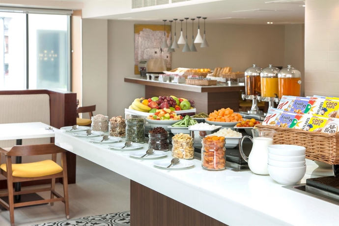 Imagen del bar/restaurante del Hotel Hyatt Place West London Hayes. Foto 3