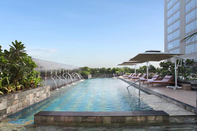 Imagen de la piscina del Hotel Hyatt Regency Ahmedabad. Foto 16