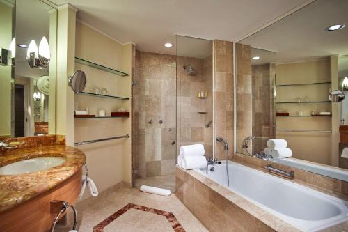 Imagen de la habitación del Hotel Hyatt Regency Belgrade. Foto 19