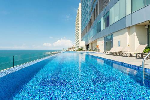 Imagen de la piscina del Hotel Hyatt Regency Cartagena. Foto 10
