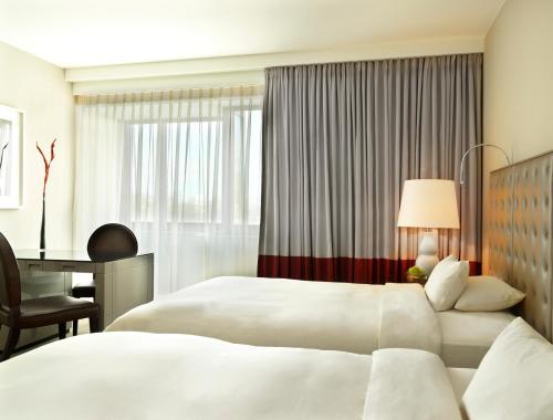 Imagen de la habitación del Hotel Hyatt Regency Cologne. Foto 17