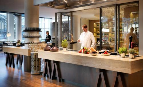 Imagen del bar/restaurante del Hotel Hyatt Regency Cologne. Foto 10