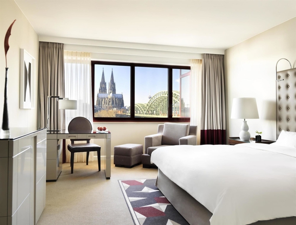 Imagen de la habitación del Hotel Hyatt Regency Cologne. Foto 9