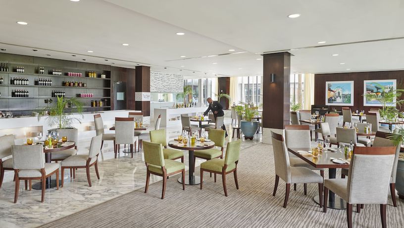 Imagen del bar/restaurante del Hotel Hyatt Regency Dar Es Salaam, The Kilimanjaro. Foto 2