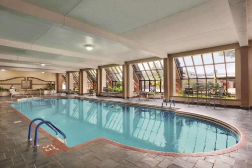 Imagen de la piscina del Hotel Hyatt Regency Green Bay. Foto 5