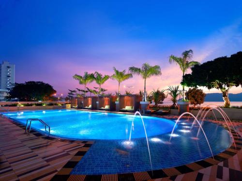 Imagen de la piscina del Hotel Hyatt Regency Kinabalu. Foto 11