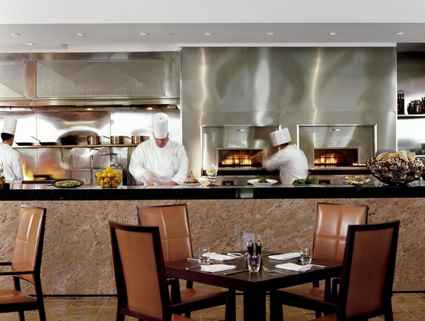 Imagen del bar/restaurante del Hotel Hyatt Regency Monterey and Spa. Foto 3