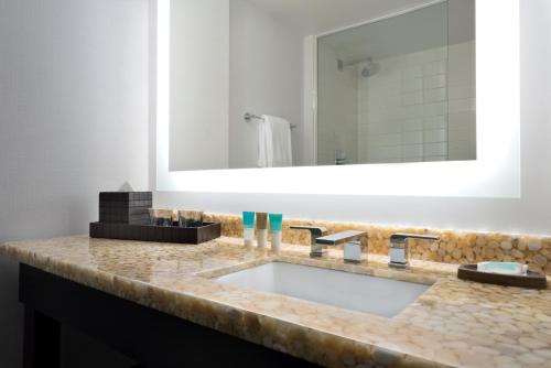 Imagen de la habitación del Hotel Hyatt Regency Schaumburg Chicago. Foto 12