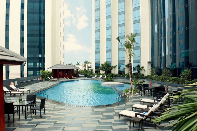 Imagen de la piscina del Hotel Hyatt Regency West Hanoi. Foto 16