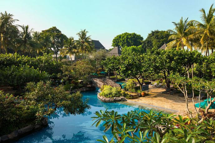 Imagen de la piscina del Hotel Hyatt Regency Yogyakarta. Foto 13