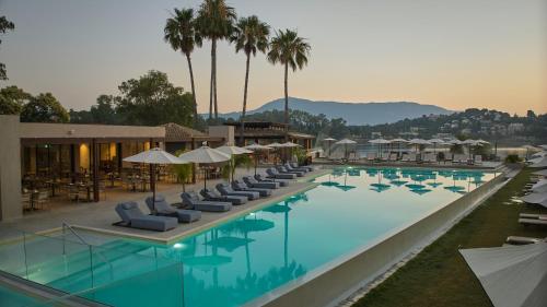 Imagen de la piscina del Hotel Hyatt Ziva Corfu. Foto 18