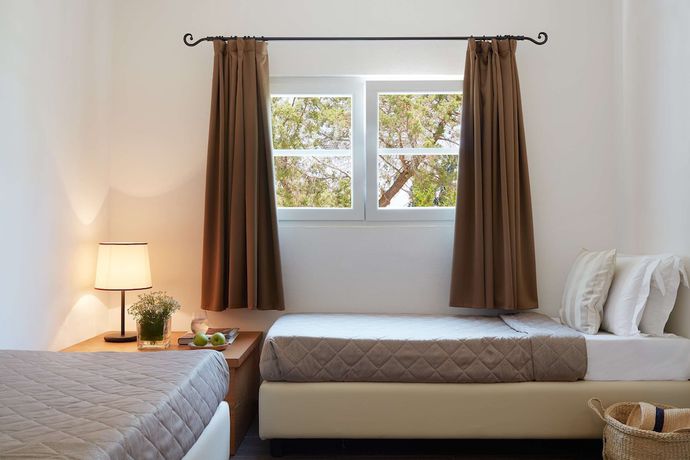 Imagen de la habitación del Hotel Hydra Beach Resort. Foto 8
