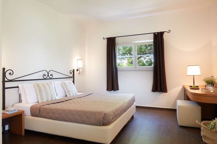 Imagen de la habitación del Hotel Hydra Beach Resort. Foto 9