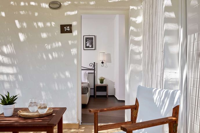 Imagen de la habitación del Hotel Hydra Beach Resort. Foto 11